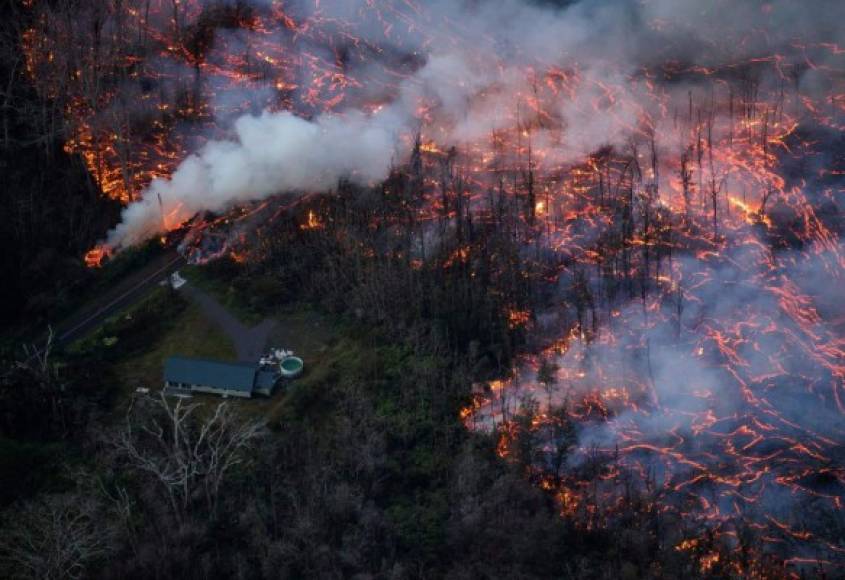 El Observatorio hawaiano de volcanes reportó 'vigorosas erupciones de lava' y que la fisura 8 --una de 24 activas- está 'produciendo caudales de lava que han inundado' estas dos regiones veraniegas.