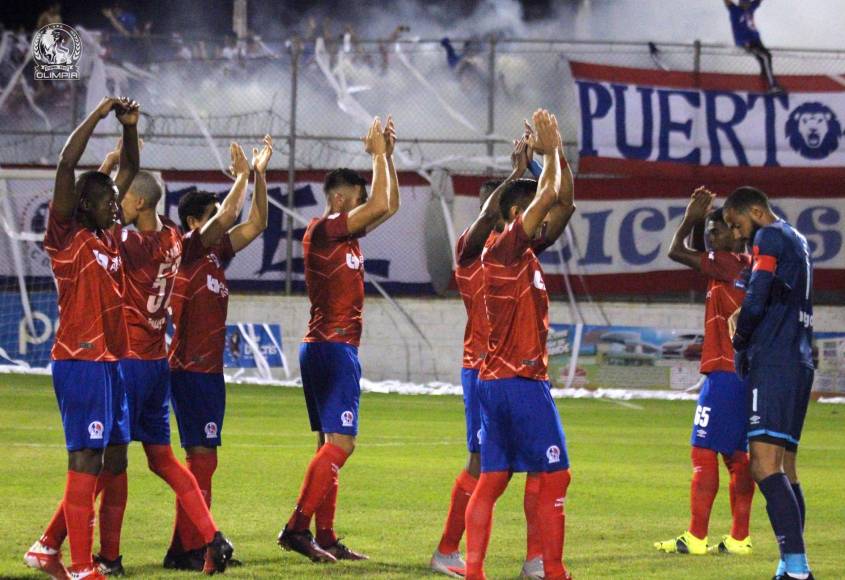 Los jugadores del Olimpia saludando a la afición de Olimpia que llegó al estadio Excélsior de Puerto Cortés.