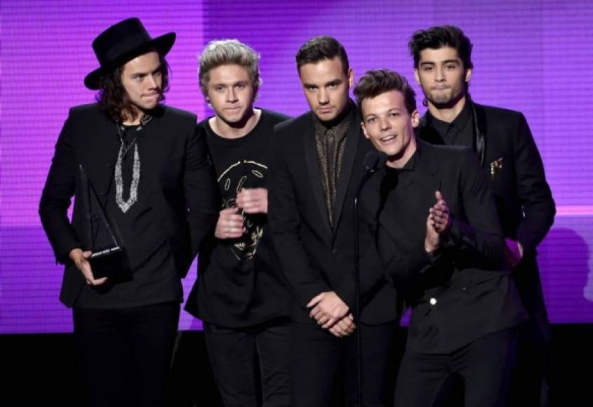 Harry Styles, Niall Horan, Liam Payne, Zayn Malik y Louis Tomlinson aceptan el premio en los American Musica Awards 2014.