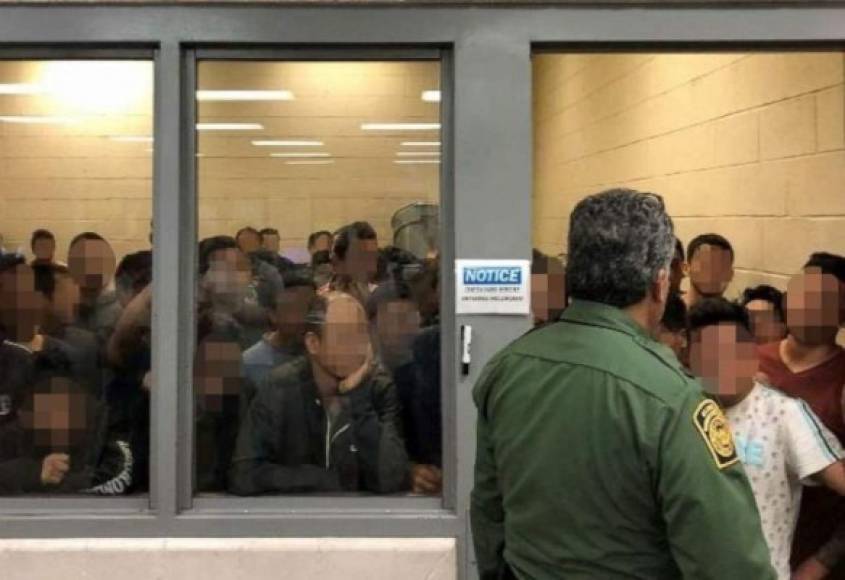 'Hay abuso (en los centros de detención). Ponen a las mujeres en una habitación sin agua corriente y los oficiales de la CBP (policía fronteriza) les dijeron que bebieran del inodoro', escribió Ocasio en su cuenta de Twitter.