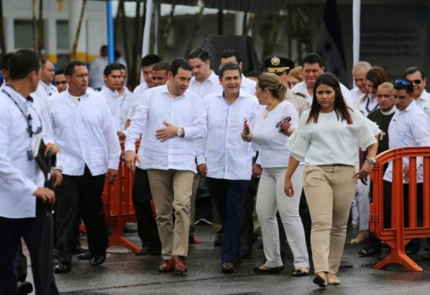 Handout picture released by Honduras' Presidency shows Honduran President Juan Orlando Hernandez (3-R) and his Guatemalan counterpart Jimmy Morales (C) walking during the inauguration of a bilateral customs union in Corinto, Cortes Department, Honduras, on June 26, 2017.<br/>Guatemala and Honduras are officially opening their borders for the free circulation of goods, being the first Central American countries to accomplish the pursued aim of a customs union. / AFP PHOTO / Honduran Presidency / HO / RESTRICTED TO EDITORIAL USE - MANDATORY CREDIT 'AFP PHOTO / HONDURAN PRESIDENCY' - NO MARKETING NO ADVERTISING CAMPAIGNS - DISTRIBUTED AS A SERVICE TO CLIENTS<br/><br/>