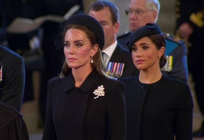 Vestidas de riguroso luto, la princesa de gales y la ex actriz estadounidense observaron el servicio religioso junto al resto de la familia real.