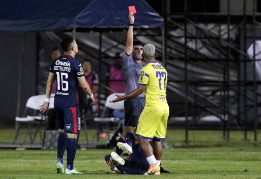 El árbitro guatemalteco Julio Luna le muestra la tarjeta roja a Jorge Mendez de Universitario tras una fuerte falta contra Omar Elvir.