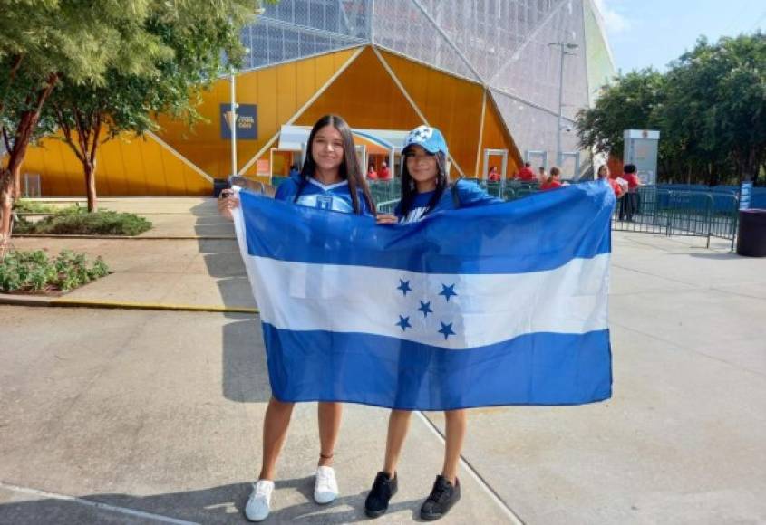 Todos apoyando a la Selección de Honduras en Houston.