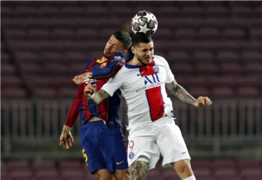 Clement Lenglet y Mauro Icardi luchan en el aire por el balón.