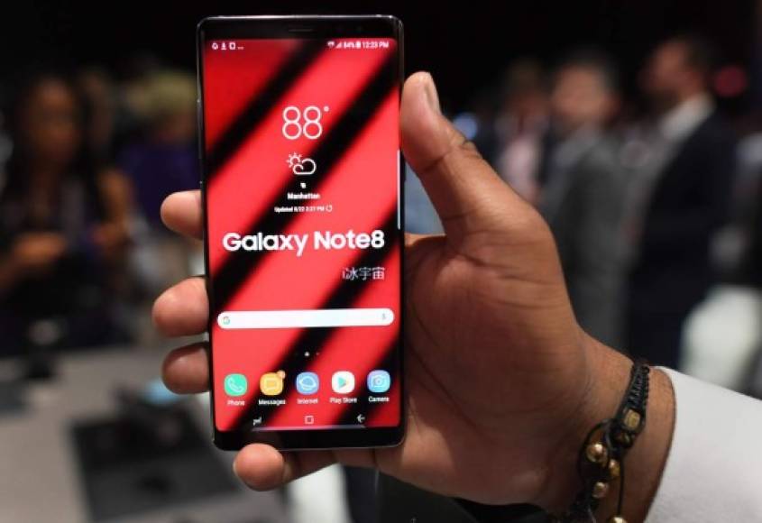 El Note 8 cuenta con una pantalla 'Infinity', vista primero en el Galaxy S8, aunque más grande (6.3 pulgadas). Se trata de un diseño casi sin biseles, en el que la pantalla ocupa casi todo el frente del dispositivo.