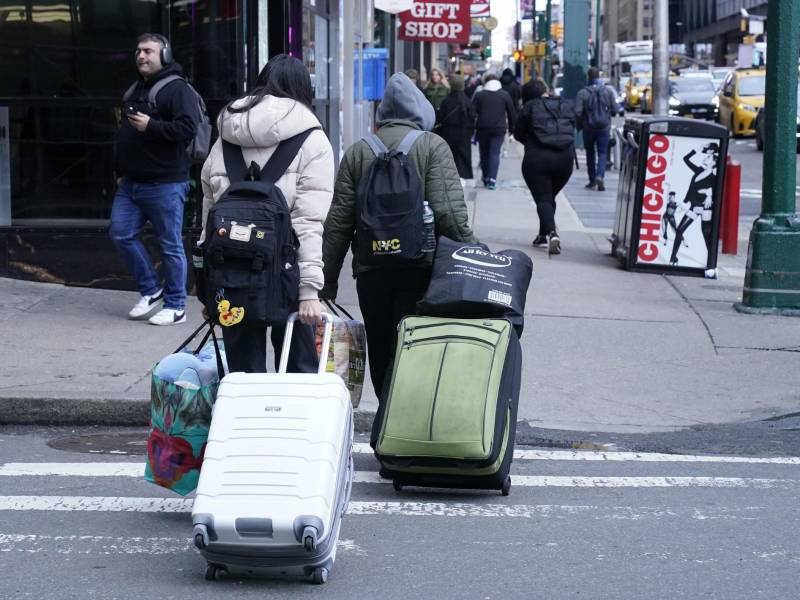 Decenas de familias migrantes comenzaron a ser desalojadas de hoteles y albergues en Nueva York.