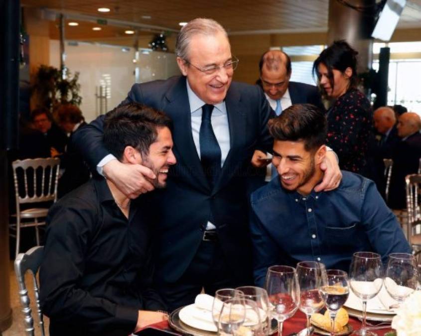 Una imagen difundida por el Real Madrid en la que Florentino Pérez comparte bromas con Isco y Marco Asensio, a los que abraza en un gesto cariñoso, muestra el apoyo que el máximo mandatario del club mostró hacia el centrocampista andaluz (izquierda) en su peor momento en el club blanco.
