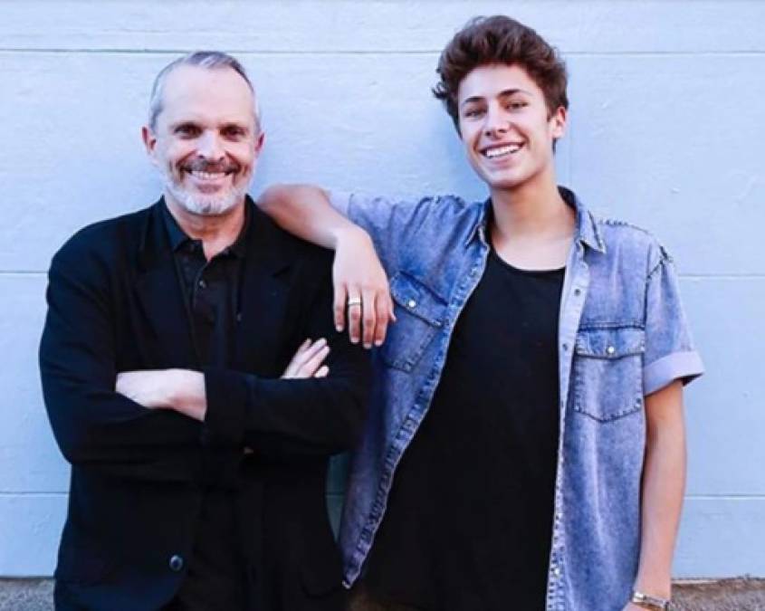 Después de separarse de Palau, Miguel Bosé se le ha relacionado sentimentalmente con el influencer mexicano JuanPa Zurita.