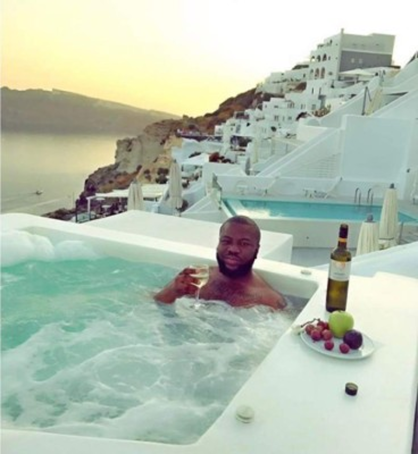 Aunque no se precise de la cantidad de dinero que tiene este millonario, quedan en evidencia sus extrañas colecciones de accesorios entre las que se hallan relojes, tenis, carteras y autos.