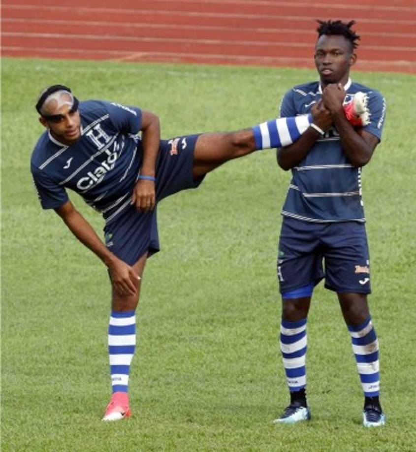 Alberth Elis ayudando a Eddie Hernández en el entrenamiento.