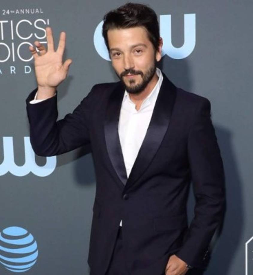 Diego Luna<br/><br/>El actor mexicano nació el 29 de diciembre de 1979, y debido a esta cercanía con el festejo navideño llegó a detestar las fiestas. Esto porque, según contó, su cumpleaños quedaba desapercibido y de niño solo recibía un solo regalo para ambas fechas.<br/><br/> “Me tomó un rato entender que había otro niño que había nacido el 25 de diciembre y era más celebrado que yo”, dijo tiempo atrás en una entrevista, donde aseguró que cumplir años en esa fecha “es traumático”. <br/><br/>Pero por suerte con la paternidad ha tenido que cambiar de parecer. 'Odio la Navidad y creo que ahora ya la tendré que empezar a disfrutar porque ya con hijos es otra cosa ' dijo en 2010.<br/><br/><br/>