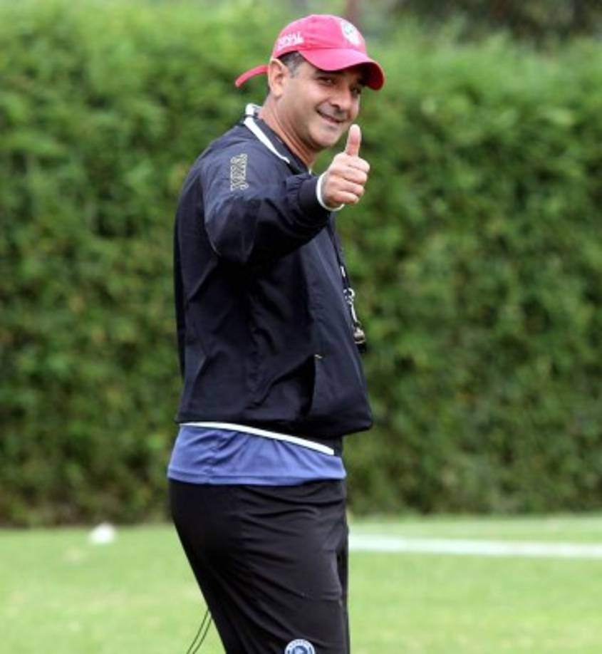 Diego Vázquez confirmó que sigue en el Motagua, desmintiendo los rumores que lo vinculaban en el Sport Herediano de Costa Rica. El entrenador argentino tiene un año y medio de contrato con los Azules.