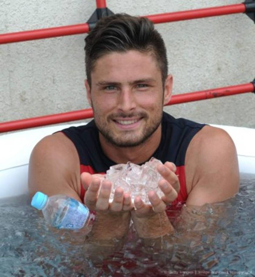 Giroud obtuvo la mejor calificación entre 250 mujeres que fueron consultadas en una casa de apuestas de Inglaterra, donde se eligió al jugador más guapo.