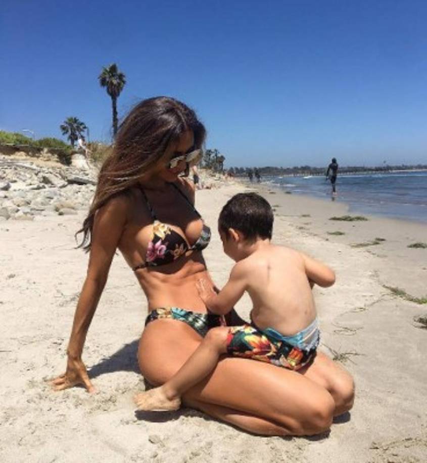 El hijo mayor de Sarah acaricia la 'pancita invisible' de su madre a los 5 meses de embarazo.