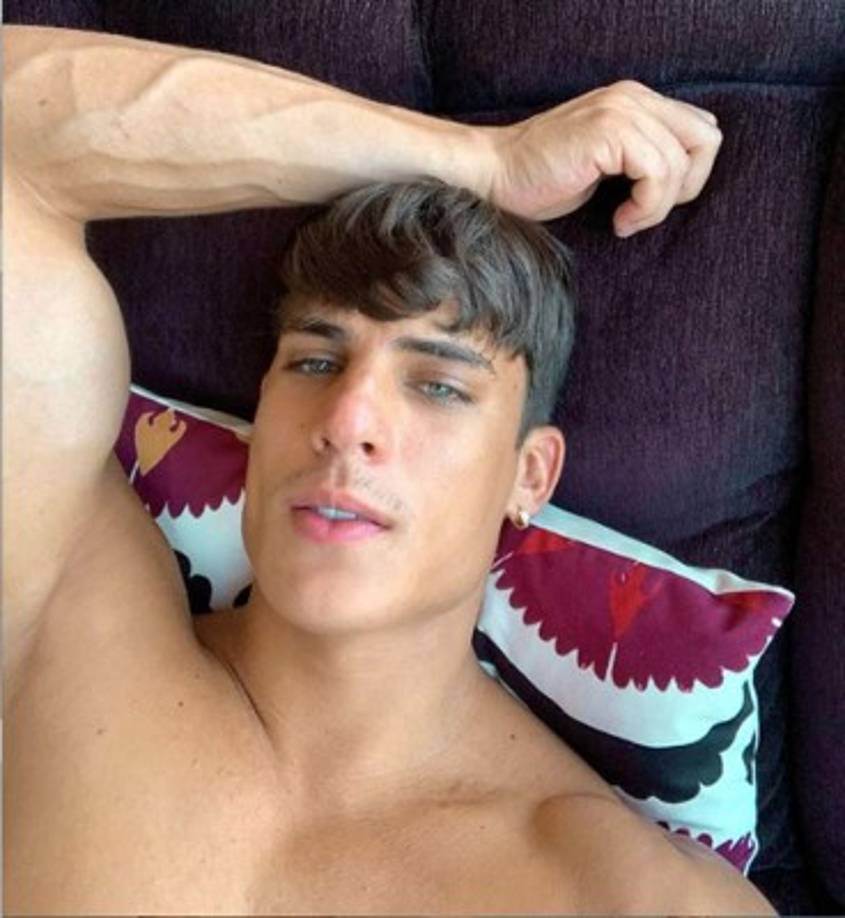 El noviazgo de Ramos y Gonçalves llamó la atención no solo por tratarse de la madre de Neymar y la diferencia de edad sino porque varios hombres, algunos reconocidos, asumieron públicamente haber tenido relaciones homosexuales con el futbolista, lo que nunca fue desmentido por el nuevo padrastro del atacante de la Canarinha.