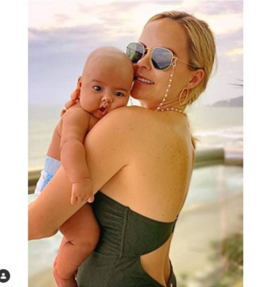 Mientras los seguidores continuan con las críticas la pareja no se limita de compartir más fotografías junto a su retoño.