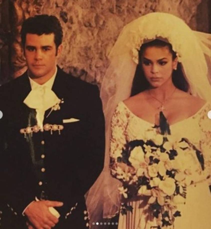 La popular pareja, exprotagonistas de telenovelas mexicanas, cumplió recientemente 25 años de casados. <br/><br/><br/>La pareja se conoció en la década de los ochenta, cuando ambos formaron parte del grupo juvenil Timbiriche. Hasta ese momento su relación era de colegas y amigos, pero fue en 1992 cuando se dio el flechazo mientras trabajaban en la telenovela Baila Conmigo.