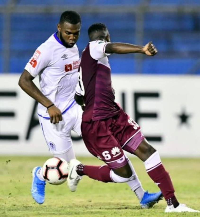 Jorge Benguché le pegó un baile al jugador tico Jaylon Hadden para marcar su segundo gol. Foto Yoseph Amaya