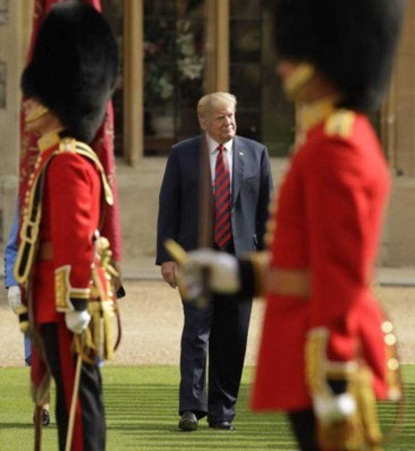 Trump aceleró su paso y dejó a la monarca detrás, al darse cuenta se detuvo y la esperó, dejando más en evidencia su irrespeto por las reglas de la corona.