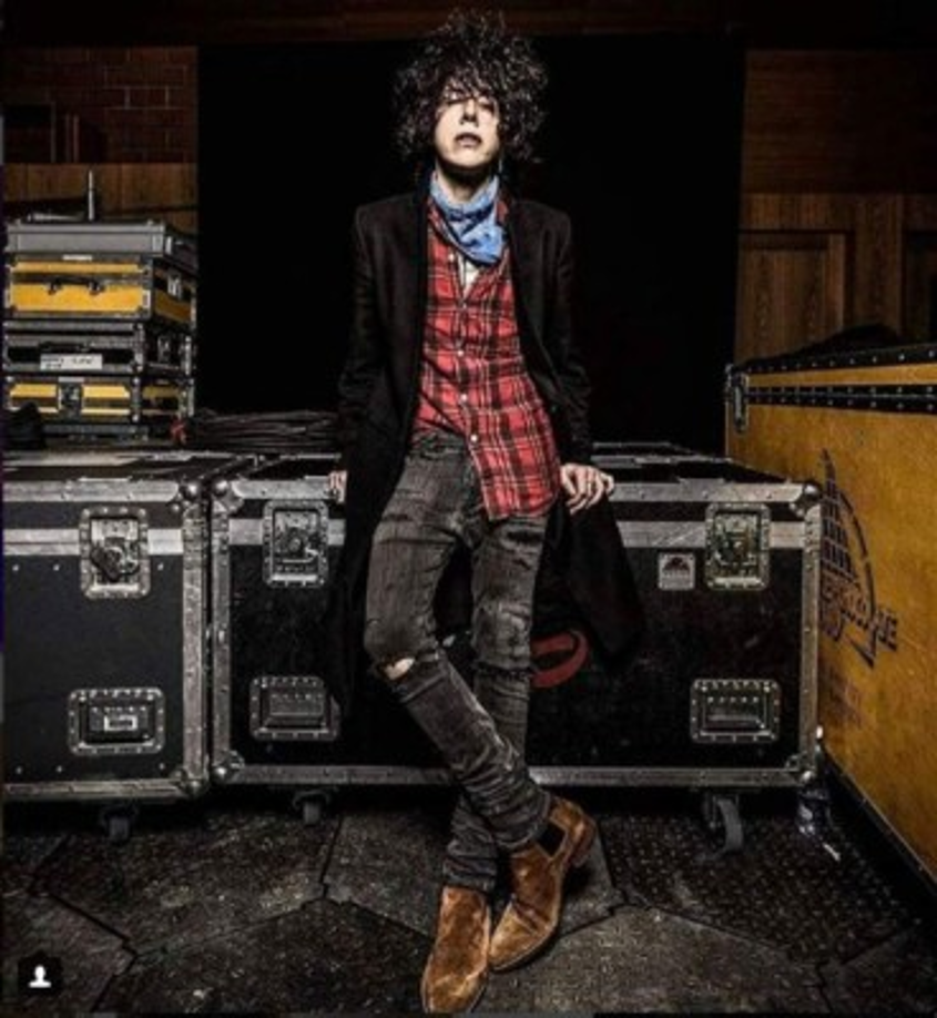 La voz desgarradora que posee y la vehemencia con que interpreta sus temas, han logrado la aceptación de muchos críticos y de la opinión pública.