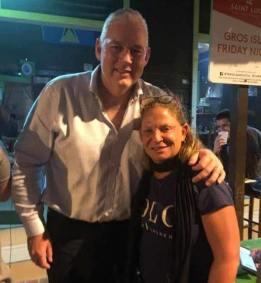 Imagen de la doctora polo junto a un fan sin una gota de maquillaje.