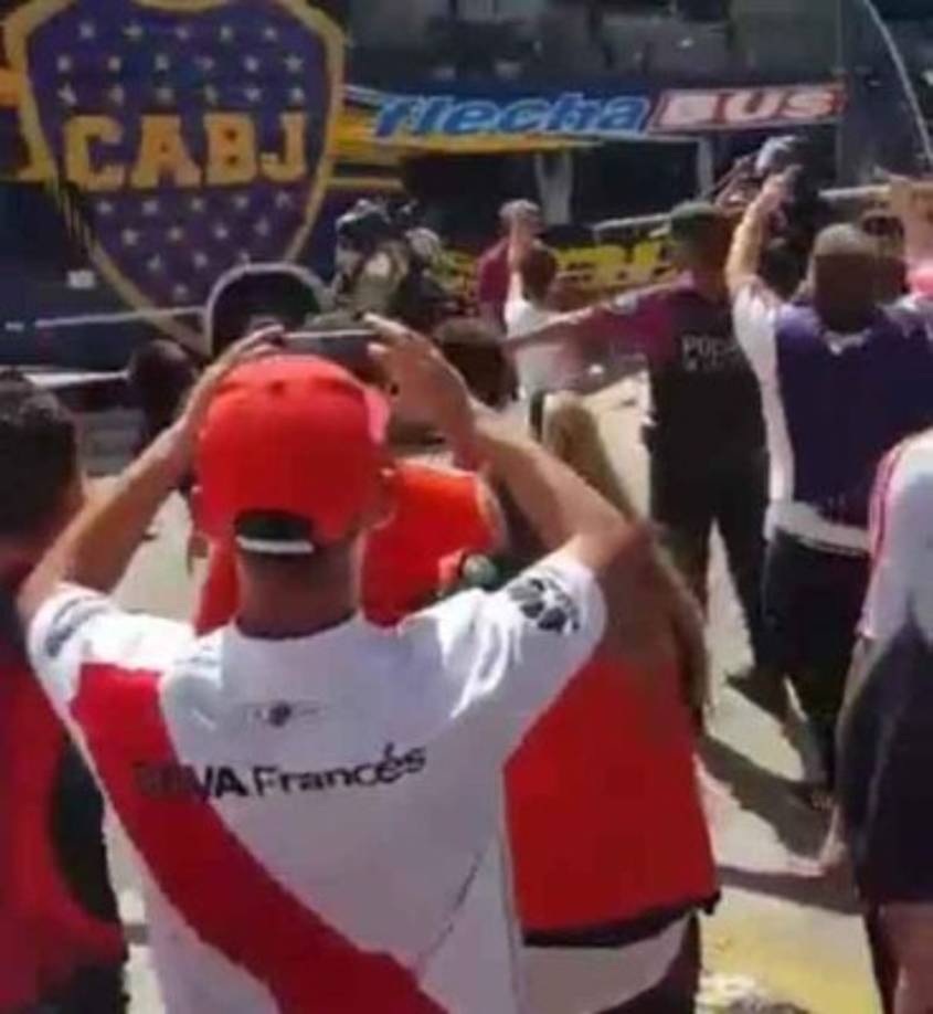 El autobús que transportaba al plantel de Boca Juniors para la final este sábado de la Copa Libertadores 2018 ante River Plate fue atacado con piedras y gases por parte de hinchas violentos del 'millonario' en las inmediaciones del estadio Monumental.
