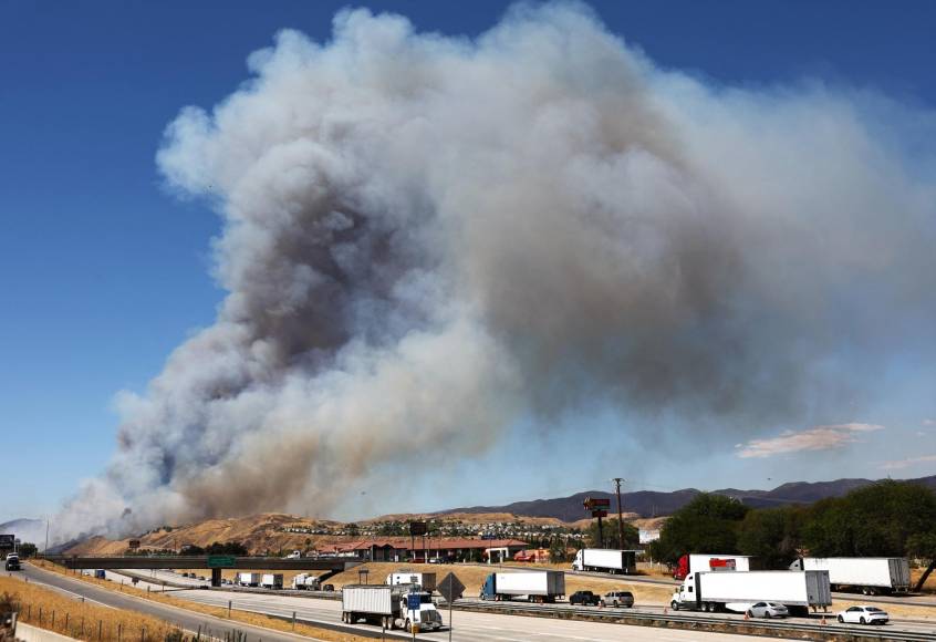 Según explicó a la cadena CNN un jefe de bomberos de la zona de Weed, Jon Heggie, la sequía prolongada en el estado ha creado condiciones “extremadamente peligrosas” ya que la tierra seca contiene “una gran cantidad de combustible muerto”.