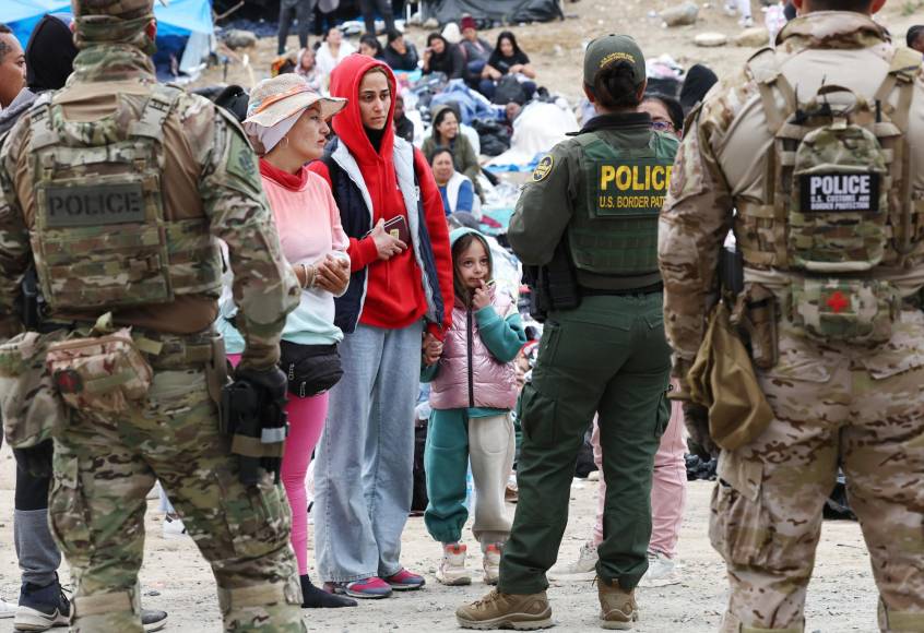 Los soldados respaldan a los agentes de la CBP, no tienen previsto llevar a cabo labores de aplicación de ley y no pueden tener contacto directo con los migrantes.