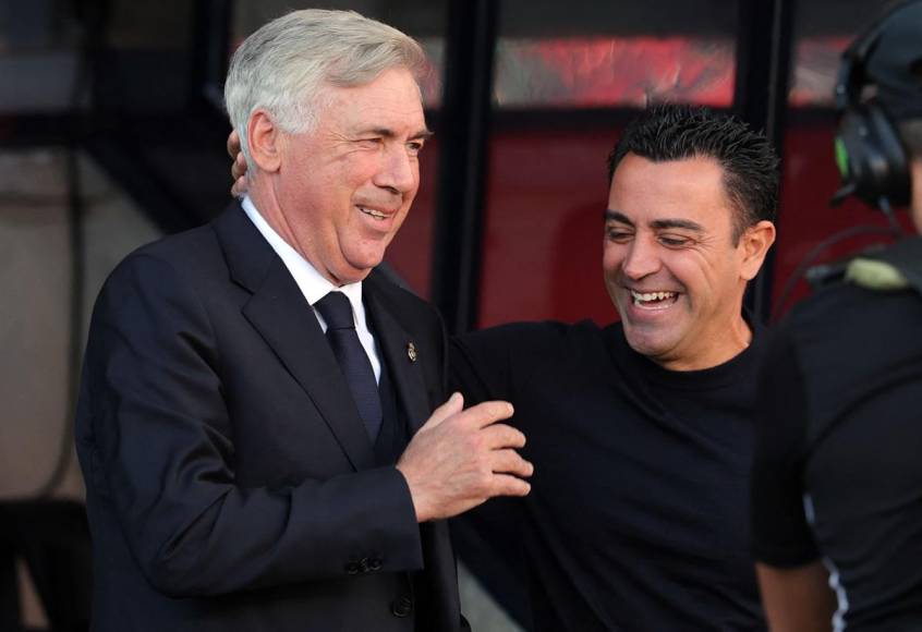 Carlo Ancelotti y Xavi Hernández sonriendo antes del inicio del partido Barcelona-Real Madrid.