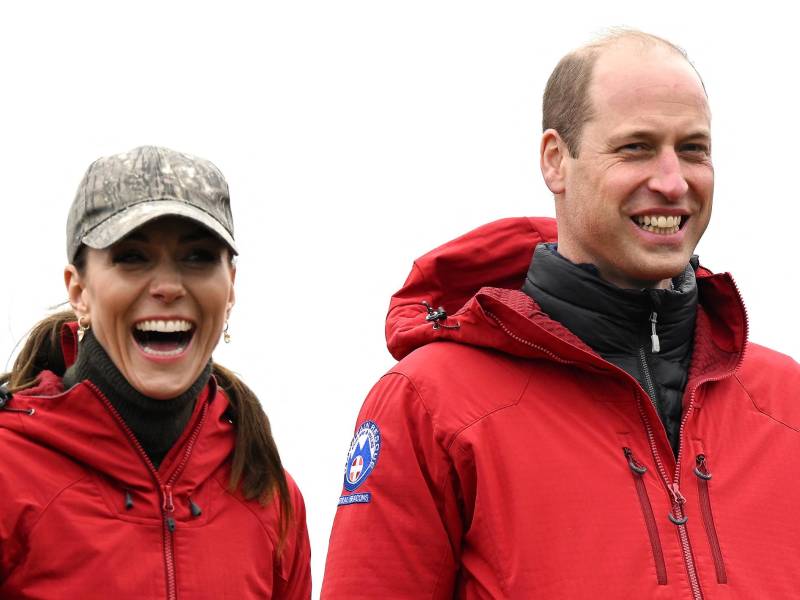 Foto de archico de los príncipes de Gales, Kate y William durante una visita oficial al Central Beacons Mountain Rescue Team en abril del 2023.