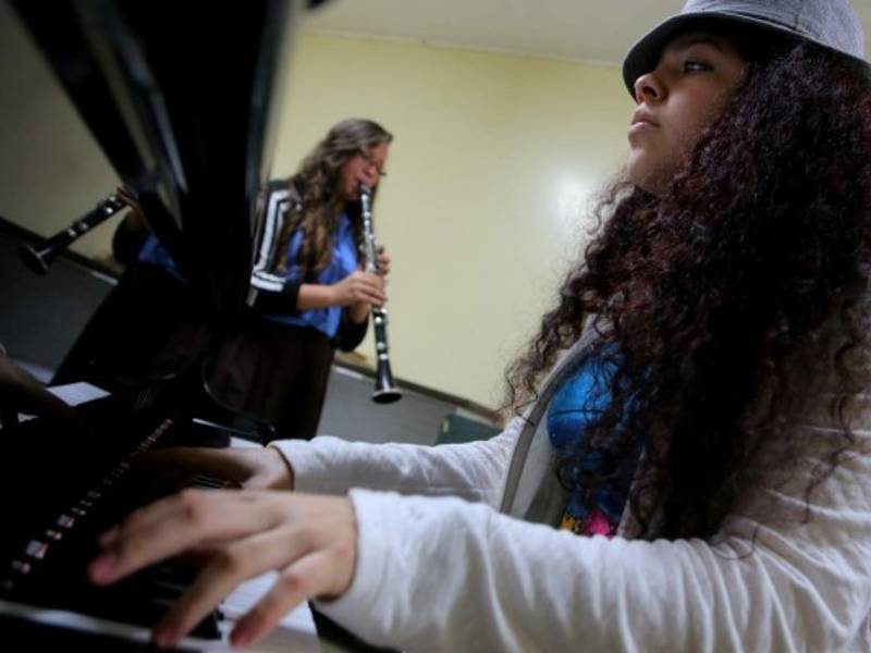 La clarinetista Estefany Villeda y la exalumna pianista Griselda Ramírez, ambas sampedranas, disfrutan de sus ensayos en la escuela de música Victoriano López.