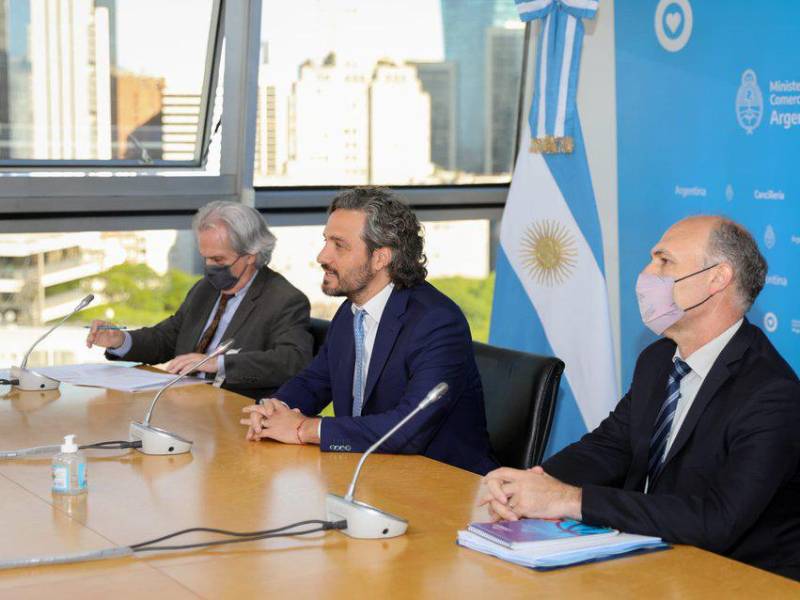 La reclamación argentina fue presentada por su canciller, Santiago Cafiero (centro).
