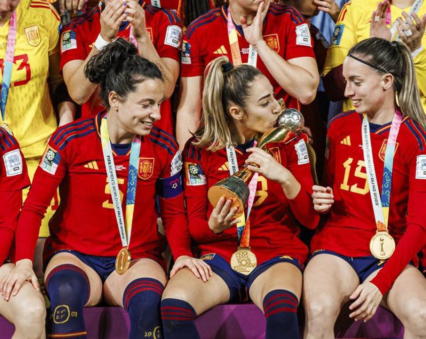 España es campeona absoluta del mundo y lo celebró a lo grande, con jugadoras en lágrimas e hinchada eufórica.