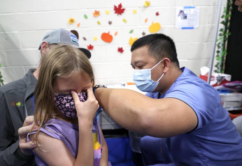 Estados Unidos comenzó a vacunar contra el covid-19 a niños de entre 5 y 11 el martes por la noche, una nueva fase de la campaña de inmunización que Joe Biden calificó de “hito”, con 28 millones de nuevos niños elegibles en el país.