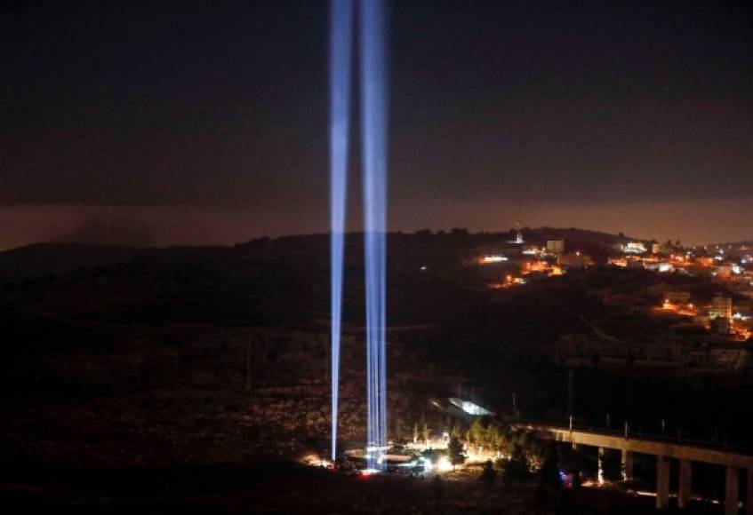 Anoche, dos gigantescas luces iluminaron el mismo lugar donde estuvieron ubicadas las torres gemelas.