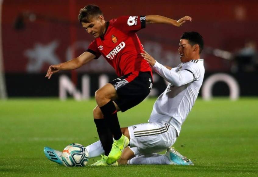 James Rodríguez se barre para intentar quitarle el balón a Aleix Febas del Mallorca.