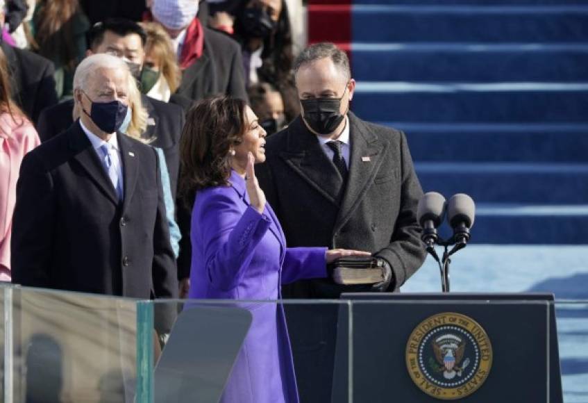 Por su parte, Kamala Harris hizo historia al jurar como vicepresidenta de Estados Unidos, convirtiéndose en la primera mujer, la primera afroamericana y la primera persona de origen asiático en llegar a este puesto en el país.<br/>