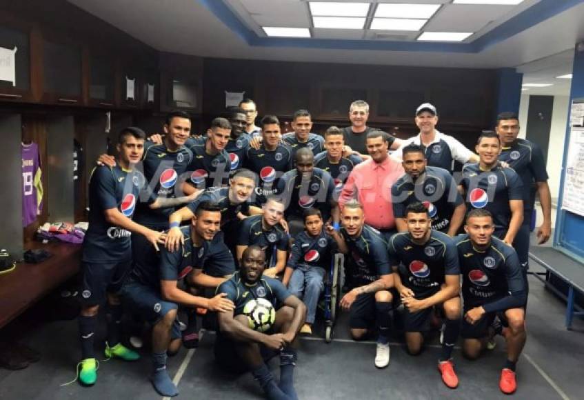 Los jugadores del Motagua recibieron la visita en el camerino de Carlos Daniel, un niño especial con parálisis cerebral, a quien ha ayudado Rubilio Castillo. Foto @MOTAGUAcom