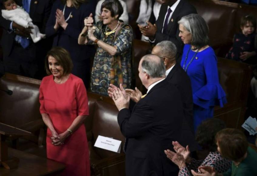 Pelosi recibió una ovación tras ser electa como la nueva jefa de la cámara de Representantes de EEUU.