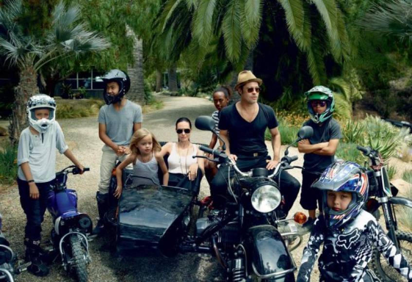 Angelina Jolie junto a Brad Pitt y sus hijos Maddox, Pax, Zahara, Shiloh, Knox y Vivienne.
