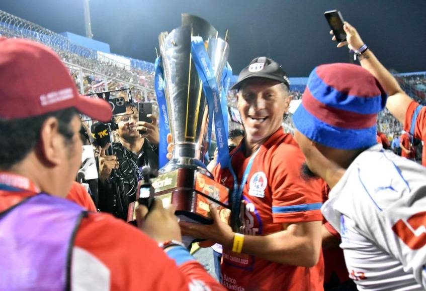 Pedro Troglio festejando con su sexto trofeo de campeón de la Liga Nacional de Honduras con el Olimpia.
