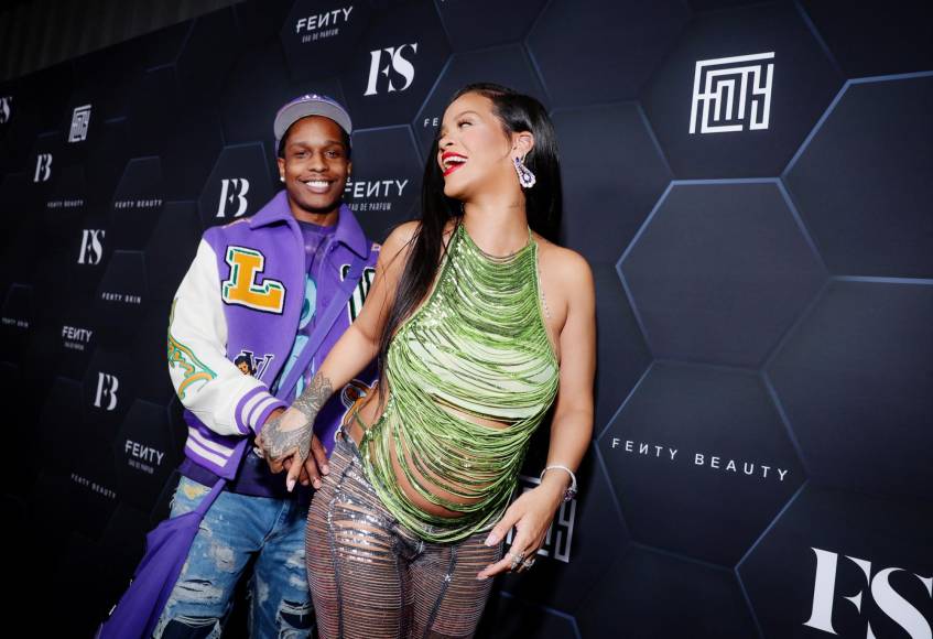 En las imágenes que se compartieron del evento se puede observar a los futuros padres muy cariñosos y una Rihanna muy feliz mostrando su embarazo.