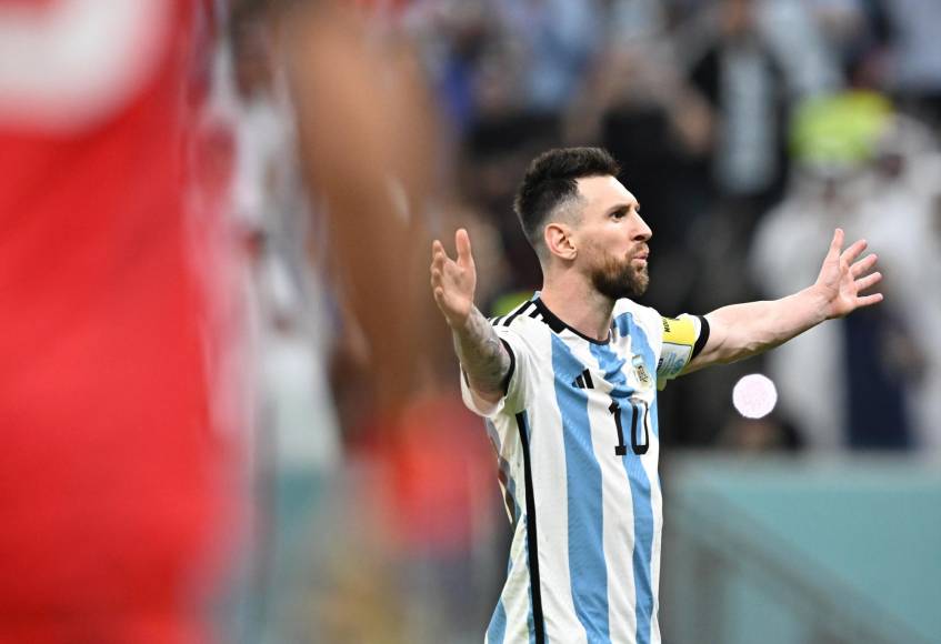 El astro argentino Lionel Messi festejó con un gesto desafiante hacia el entrenador rival Louis <b>Van</b> <b>Gaal</b> su gol de penal durante el partido de cuartos del Mundial ante Países Bajos (4-3 en penales tras empate 2-2).