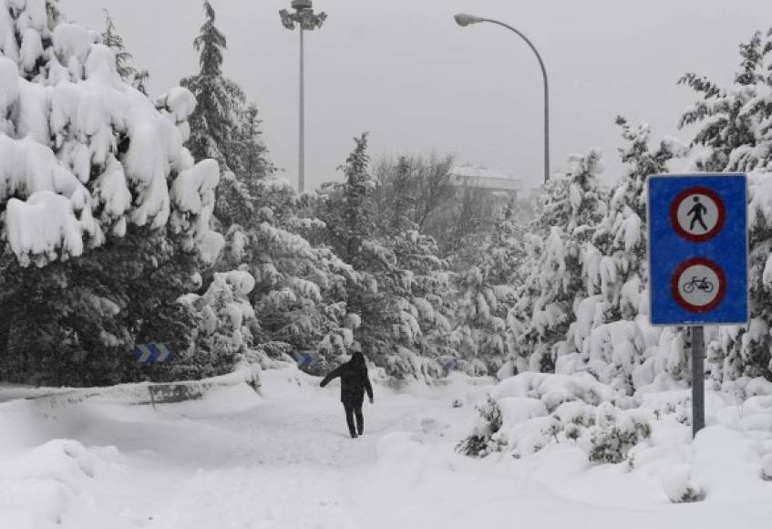 'Trabajamos para liberar los accesos a los hospitales lo más rápido posible, pero es algo complicado mientras sigue nevando', dijo el alcalde a la cadena de televisión La Sexta, y afirmó haber obtenido el apoyo del ejército desde el viernes.<br/><br/>