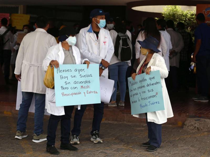 Recientemente médicos protestaron en casa de gobierno en Tegucigalpa