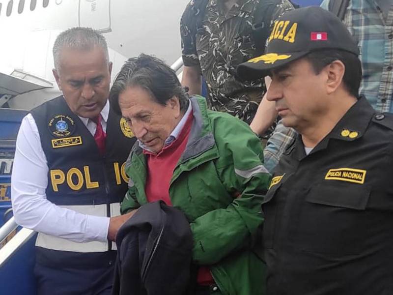 Fotografía cedida por la Policía Nacional de Perú que muestra la llegada del expresidente peruano Alejandro Toledo tras ser extraditado de Estados Unidos, hoy, en Lima (Perú).