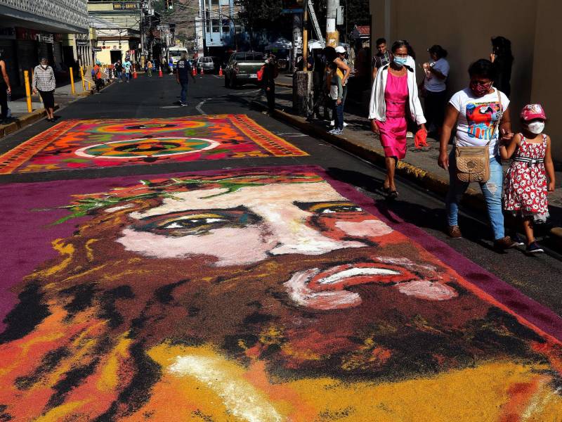 El país amaneció ayer oliendo a madera y tinta.