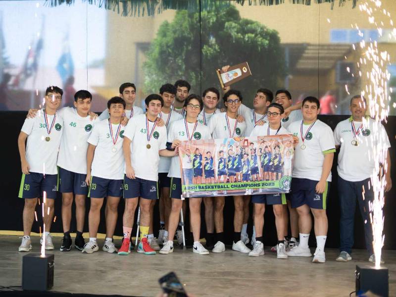 Los chicos de la escuela Santa María celebran junto al coach, Said Valle.