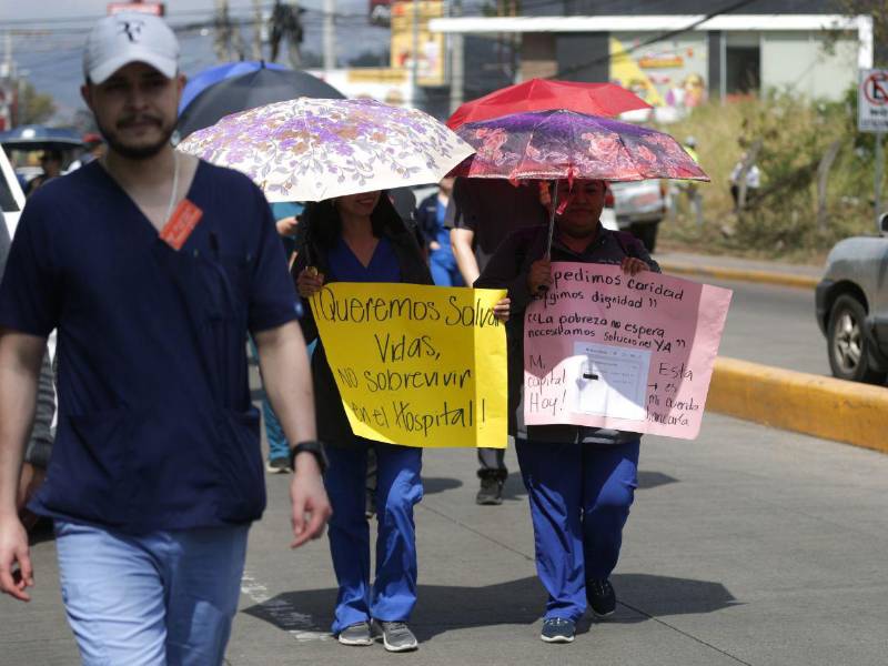 Médicos durante una protesta en Tegucigalpa, capital de Honduras. Fotografía de archivo.